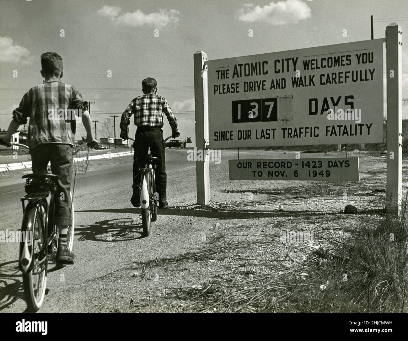 Un cartello che dà il benvenuto alla gente a Oak Ridge, Tennessee, altrimenti conosciuta come la città atomica, circa 1950. La città faceva parte di 59.000 acri acquisiti dal governo degli Stati Uniti per il progetto Manhattan, che fu istituito per sviluppare armi nucleari durante la seconda Guerra Mondiale. Il cartello recita: 'La città atomica vi dà il benvenuto. Guidare e camminare con cautela. 137 giorni dalla nostra ultima fatalità di traffico. Il nostro record - da 1423 giorni al 6 novembre 1949." Foto Stock