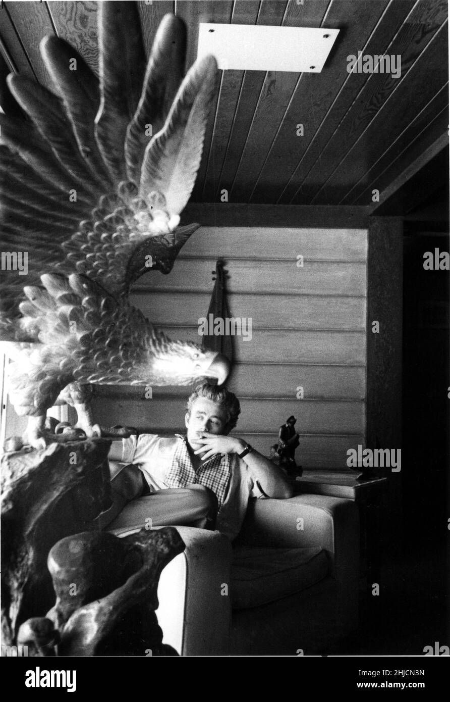 James Dean che fuma dietro una statua di aquila. Foto Stock