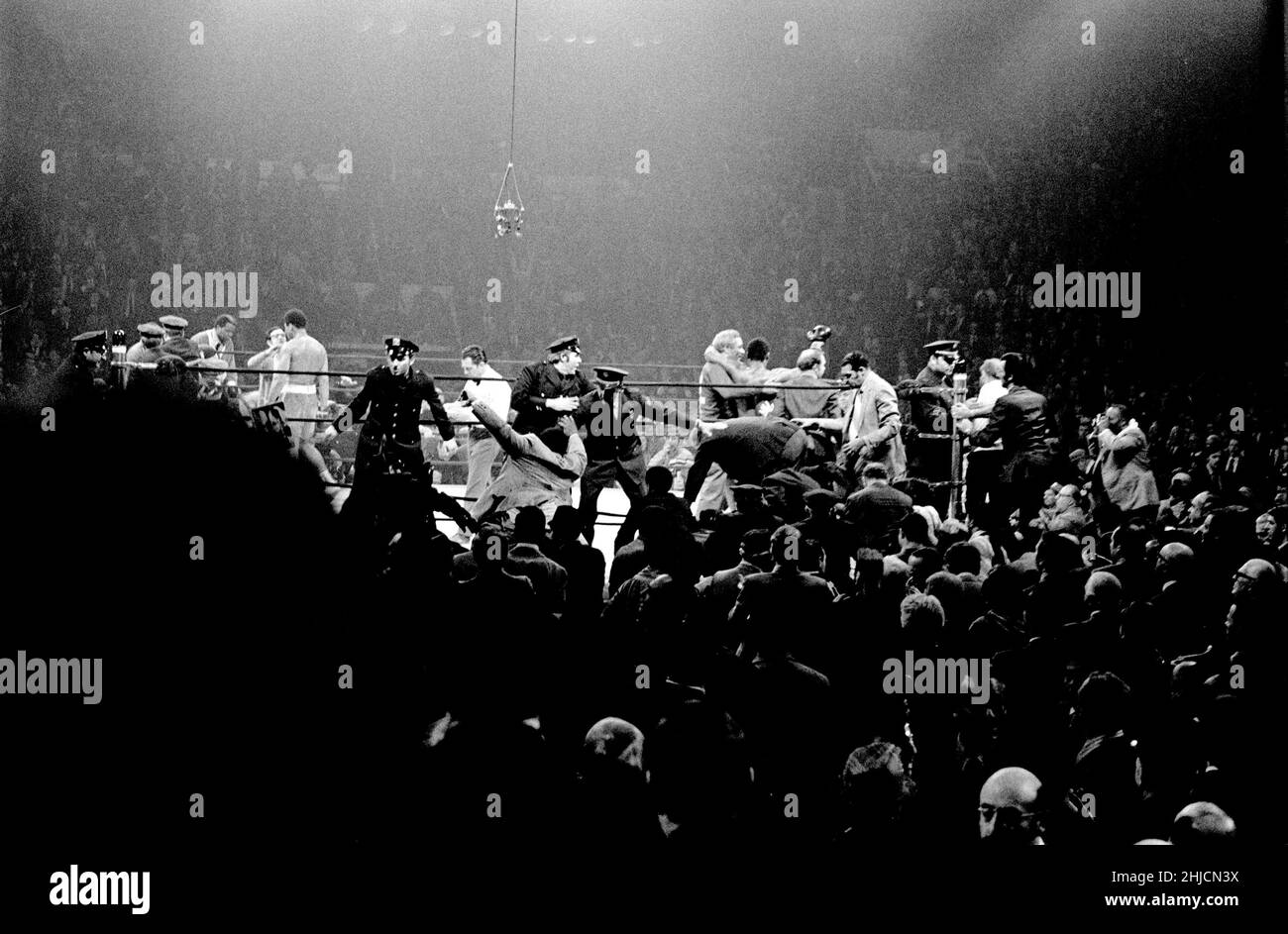 Lotta del secolo. Muhammed Ali vs Joe Fraiser. Joe Frazier ha vinto. Madison Square Garden, New York City, 1971. Foto Stock