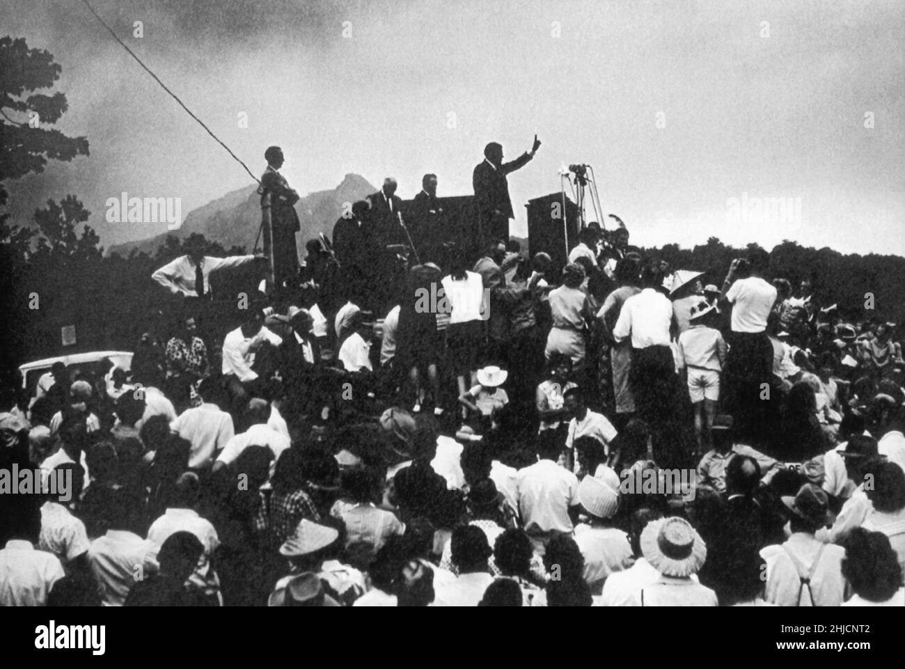 Ogni primavera per generazioni, la gente si è radunata a Grandfather Mountain per l'annuale "Singing on the Mountain", un evento che combina canzoni gospel e prediche antiche che sono preferite dalla gente delle Highlands. L'anno in cui Billy Graham apparve, quasi mezzo secolo fa, il traffico si è sostenuto per miglia. Si è riferito che più di 100.000 persone riempivano il prato per sentirlo. Foto Stock