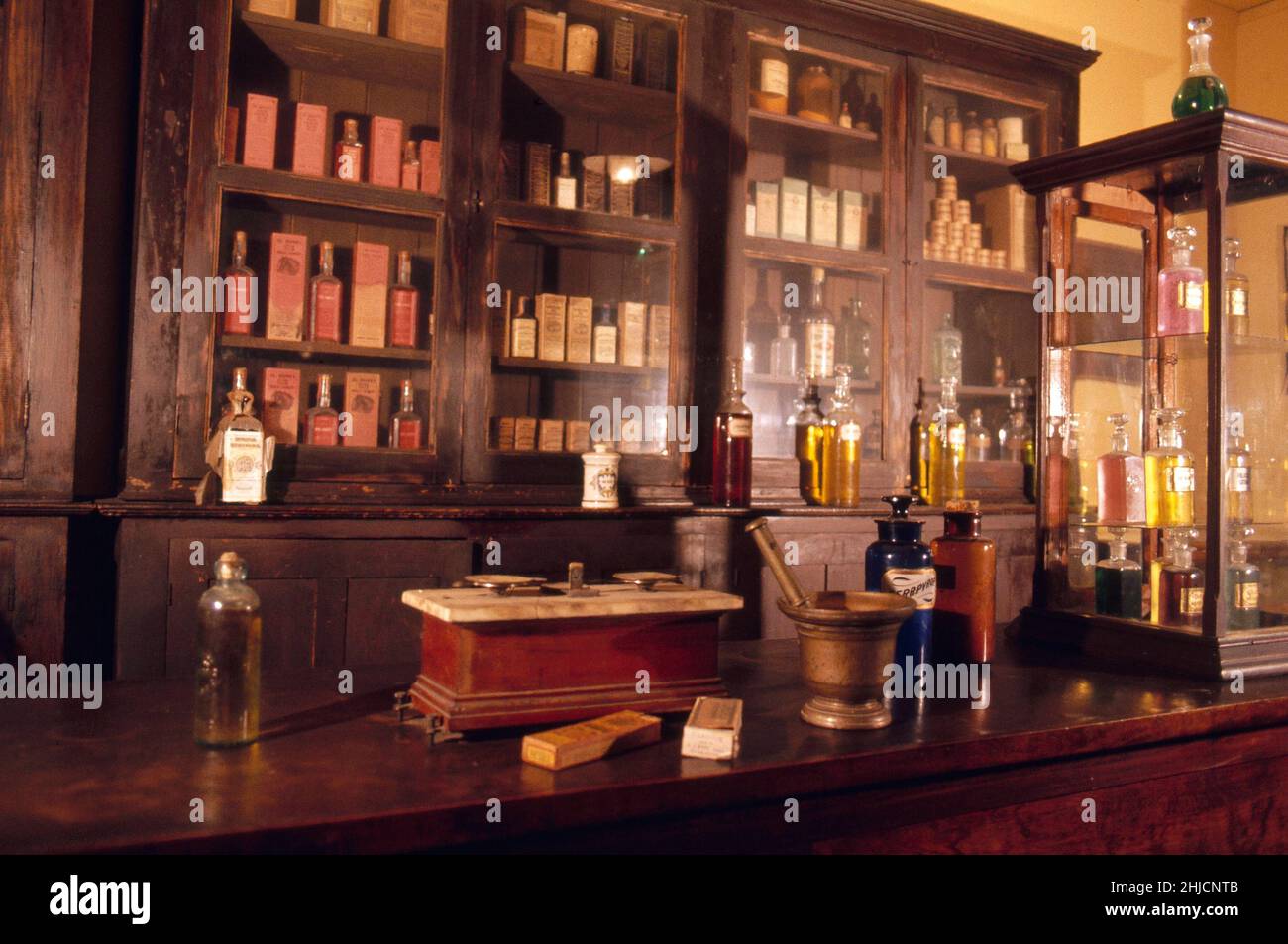 Il Country Doctor Museum di Bailey, North Carolina, è il museo più antico degli Stati Uniti dedicato alla storia della salute rurale americana. Questo negozio di droga del 19th secolo è ora un display. Foto Stock