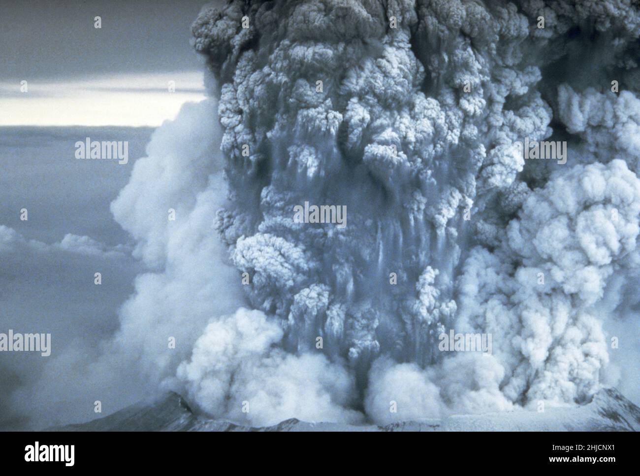 Per più di nove ore è scoppiato un vigoroso pennacchio di cenere, che alla fine ha raggiunto i 12 chilometri (15 - 20-25 miglia) sopra il livello del mare. Il pennacchio si spostò verso est ad una velocità media di 60 miglia all'ora (95 chilometri/ora), con cenere che raggiungeva l'Idaho entro mezzogiorno. All'inizio di maggio 19, l'eruzione devastante era finita. Qui è mostrata una vista ravvicinata del pennacchio di cenere di maggio 18. Maggio 18, 1980. Foto Stock