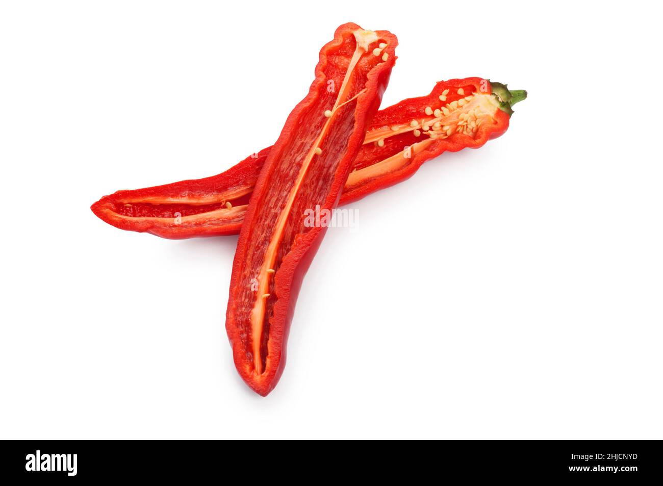 Scatto da studio di un singolo taglio jalapeño di pepe tagliato su uno sfondo bianco - John Gollop Foto Stock