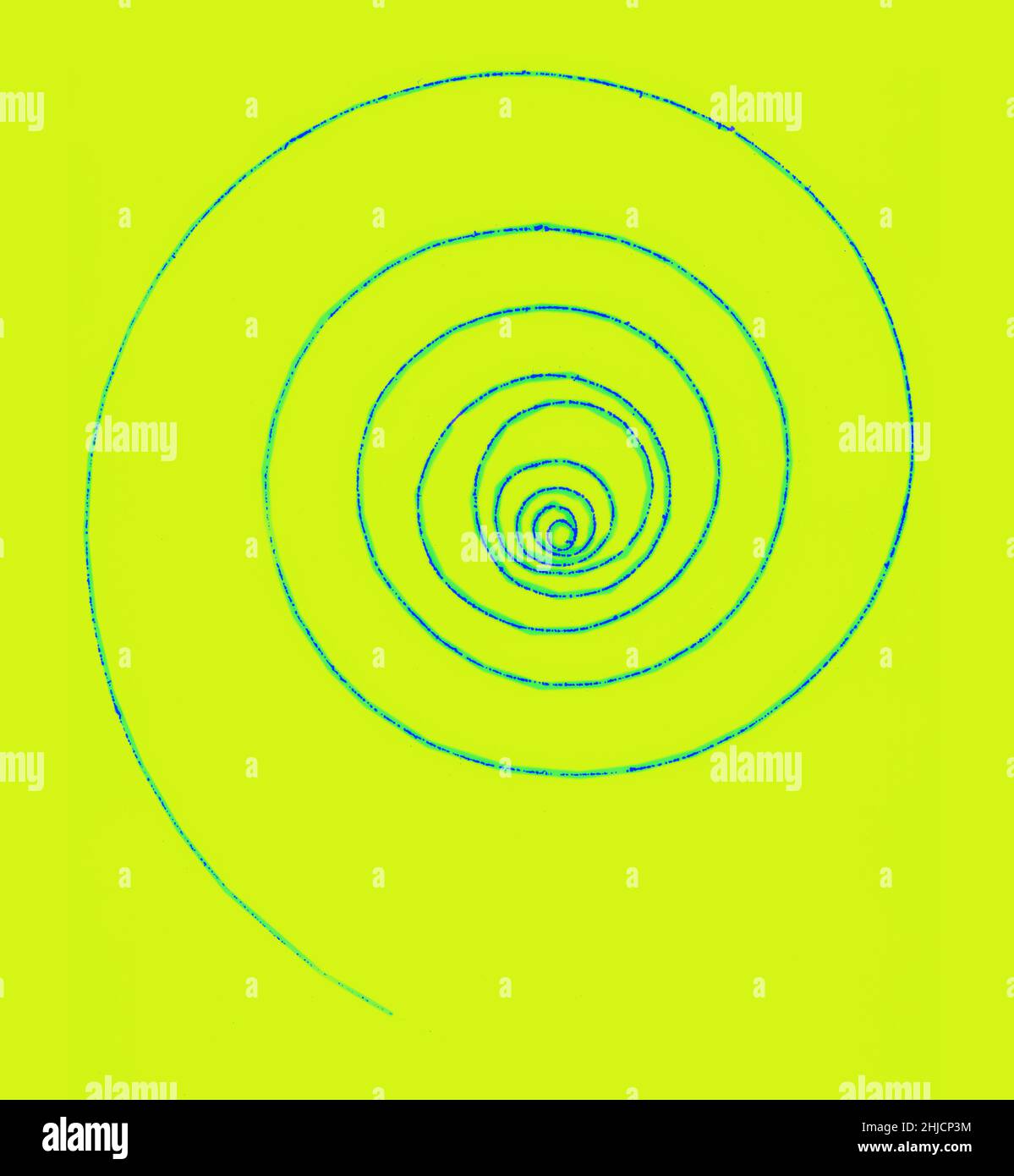 Evento camera di bolla. Spirali di elettroni nel campo magnetico della camera a bolla da 10 pollici (25cm) presso il Berkeley Lab. Quando perde energia nella ionizzazione dell'idrogeno liquido nella camera a bolla, l'elettrone diventa sempre meno resistente alla forza del campo magnetico e si arriccia verso l'interno su riccioli successivamente più stretti. Una camera a bolla è un recipiente riempito con un liquido trasparente surriscaldato (il più delle volte idrogeno liquido) utilizzato per rilevare particelle caricate elettricamente che si muovono attraverso di esso. Foto Stock