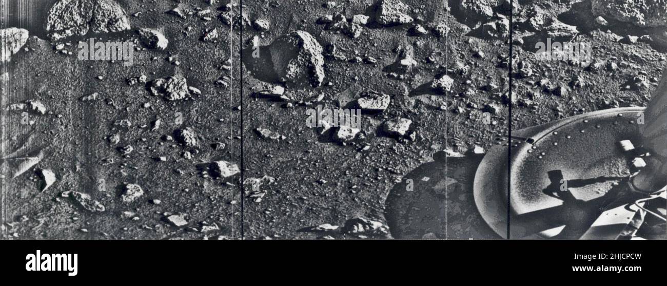 Scattata dalla lander Viking 1 poco dopo che ha toccato Marte, questa immagine è la prima fotografia mai scattata dalla superficie di Marte. È stato preso il 20 luglio 1976. Gli obiettivi primari della missione vichinga, che era composta da due veicoli spaziali, erano di ottenere immagini ad alta risoluzione della superficie marziana, caratterizzare la struttura e la composizione dell'atmosfera e della superficie e cercare prove di vita su Marte. Foto Stock