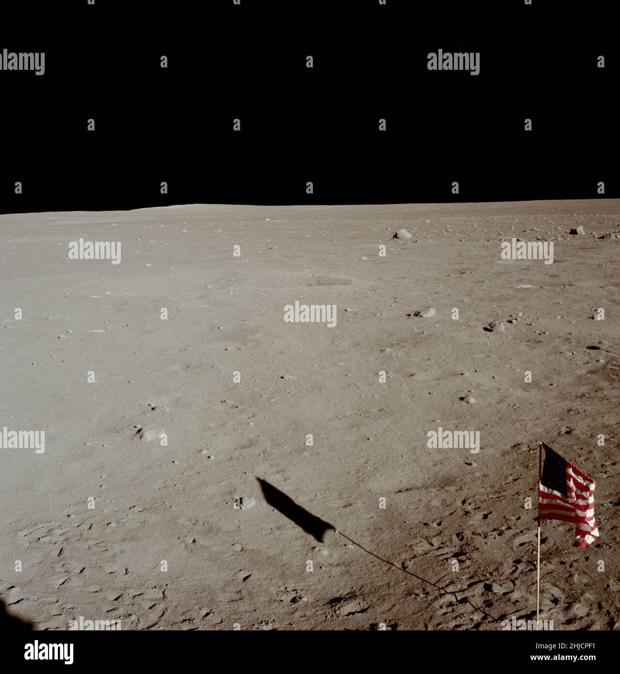 Vista della bandiera americana dal modulo lunare di Apollo 11. Foto Stock