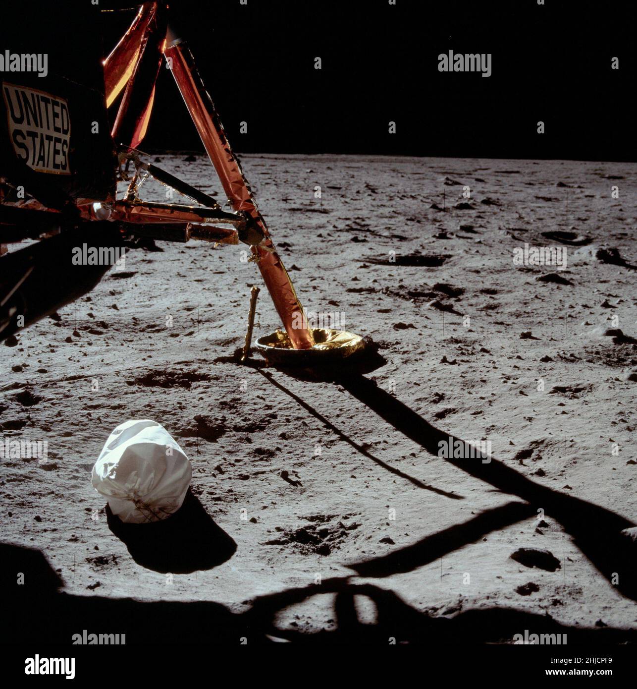 Primo quadro Apollo 11 EVA (attività extraveicolare). Borsa Jettison sotto il Descent Stage, pedana sud. Preso da Apollo 11 astronauta Neil Armstrong. Foto Stock