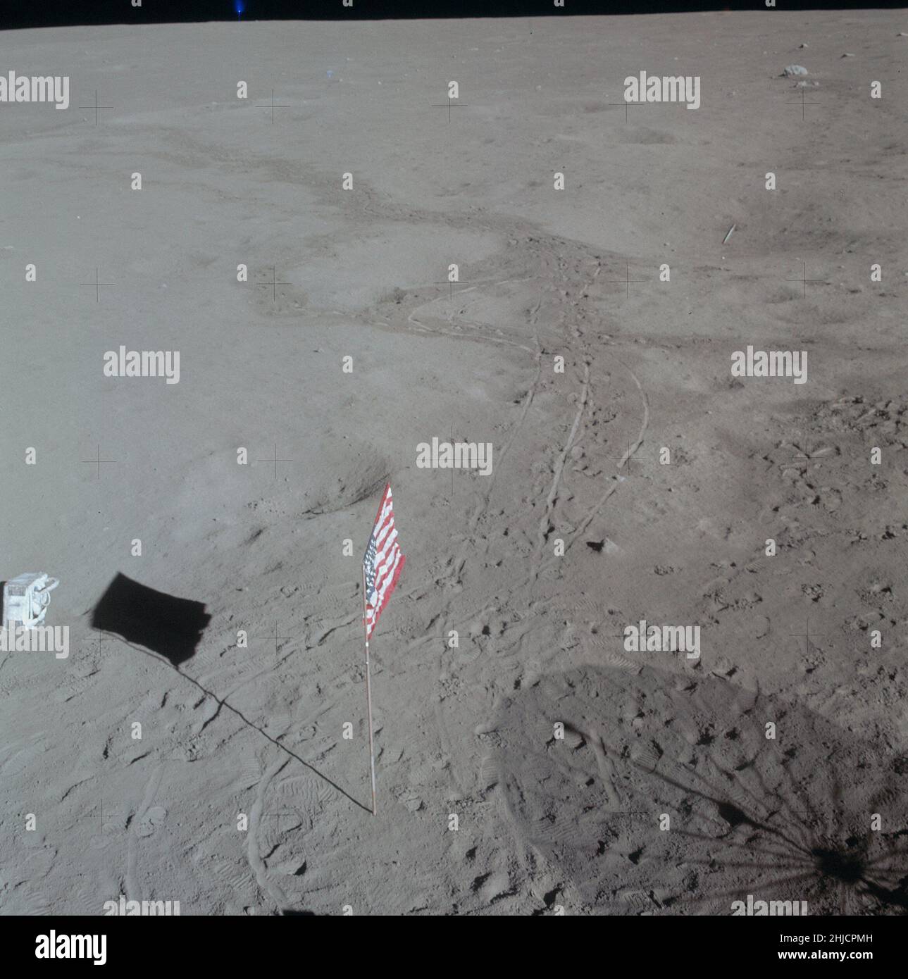 L'astronauta Apollo 14 ed Mitchell ha scattato questa foto dopo che lui e Alan Shepard hanno lanciato i sistemi di supporto alla vita portatile (PLSS) in preparazione al lancio. Di particolare interesse sono le piste realizzate dall'equipaggio e dal trasportatore di apparecchiature mobili (MET) durante la traversata verso il sito di implementazione dell'Apollo Lunar Surface Experiments Package (ALSEP) e durante il ritorno all'LM. Nota le escursioni effettuate dall'equipaggio intorno al cratere senza cimino in primo piano e la grande depressione nella distanza media che hanno attraversato in entrambe le direzioni. Foto Stock