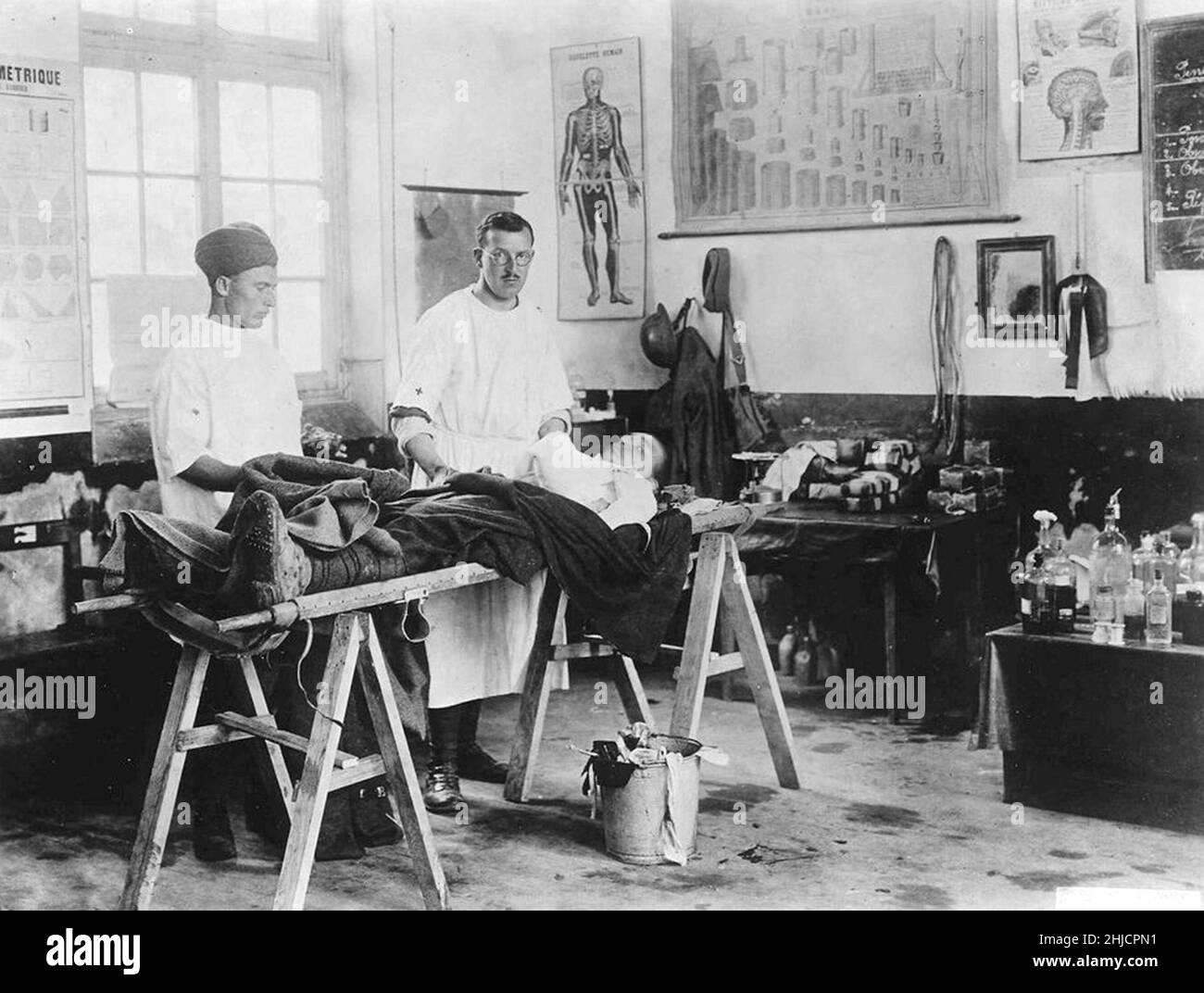 Operando su una barella disposta attraverso due sawhorses. 1st Field Hospital Unit, Bezu, Francia, 16 giugno 1918. Foto Stock