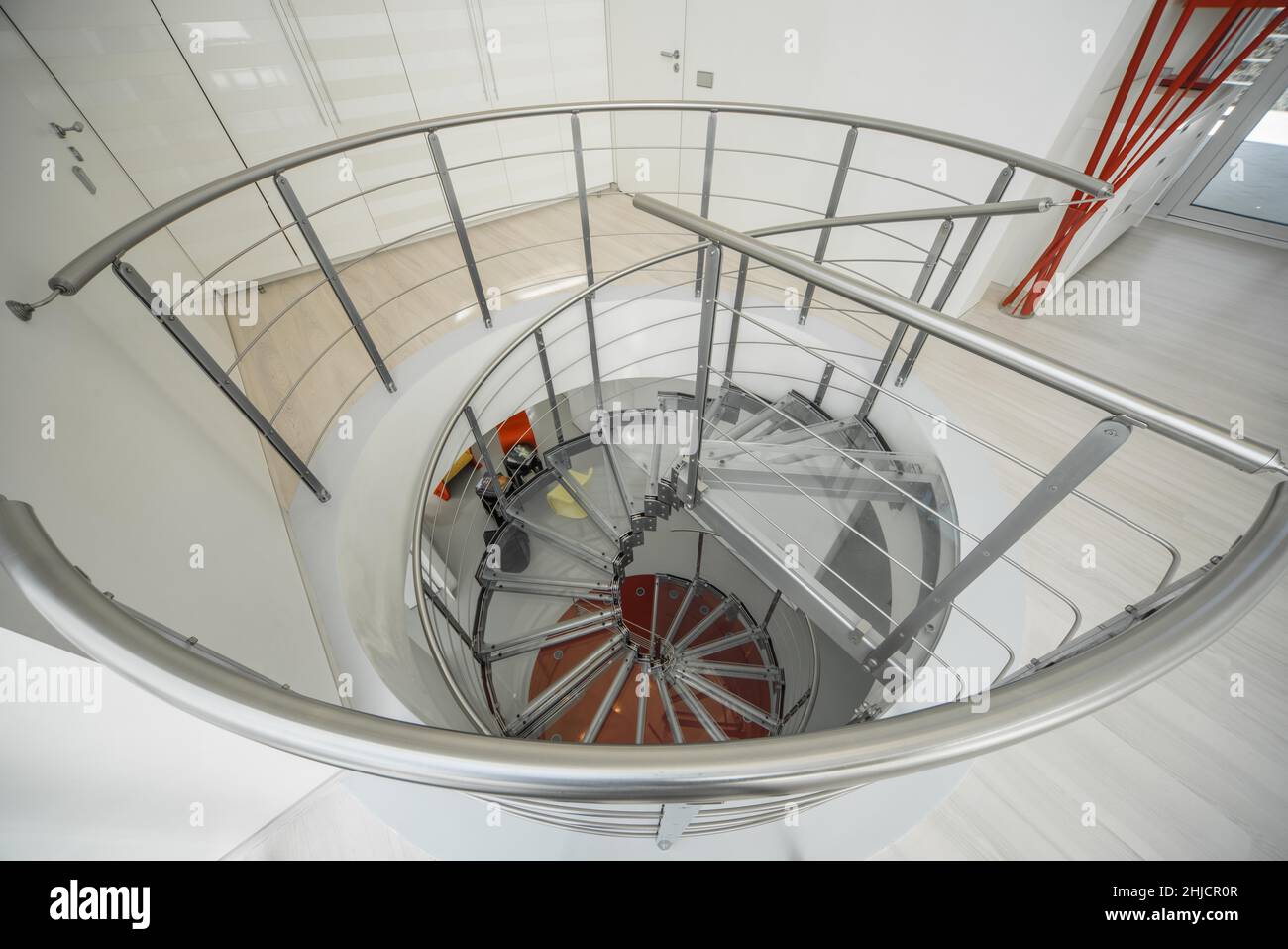 Interni moderni di casa privata di lusso. Scala a chiocciola in vetro e metallo. Foto Stock