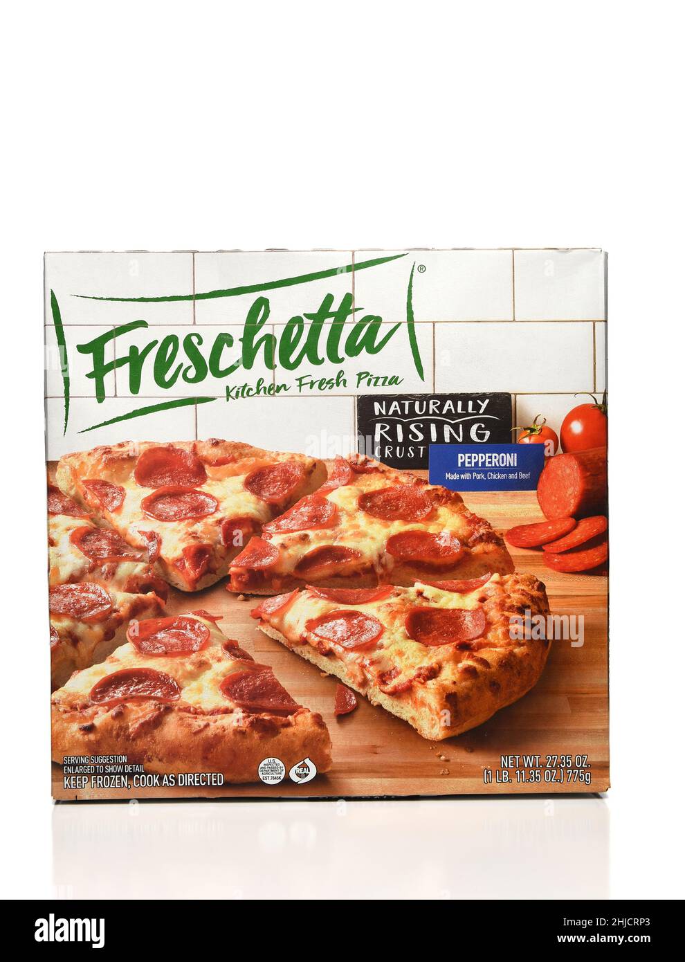 IRVINE, CALIFORNIA - 27 JAN 2022: Una scatola di Freschetta cucina fresco congelato Pepperoni Pizza. Foto Stock