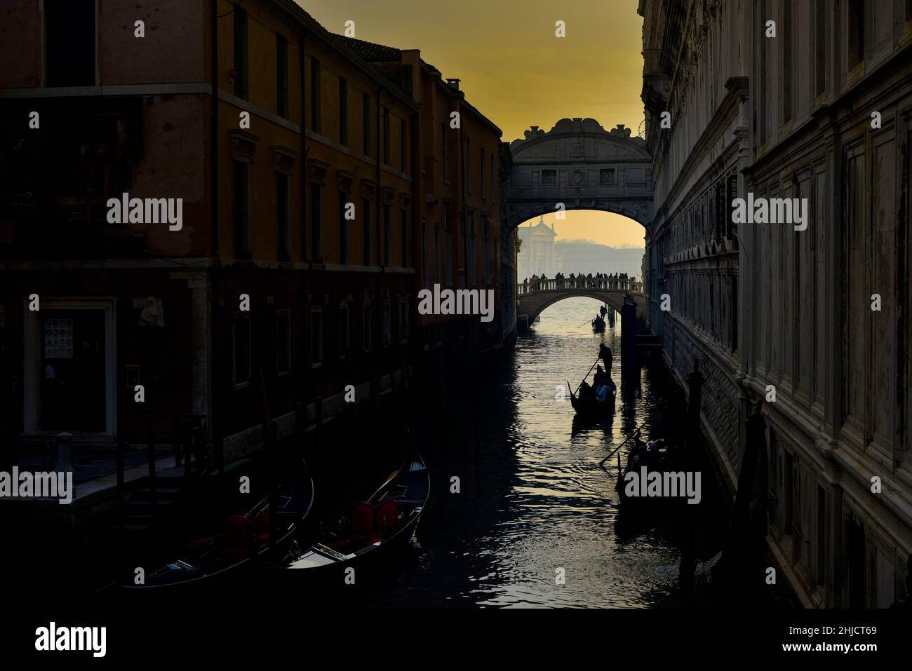 I turisti guardano le gondole che passano sotto il ponte Sospiri, Venezia, Italia Foto Stock