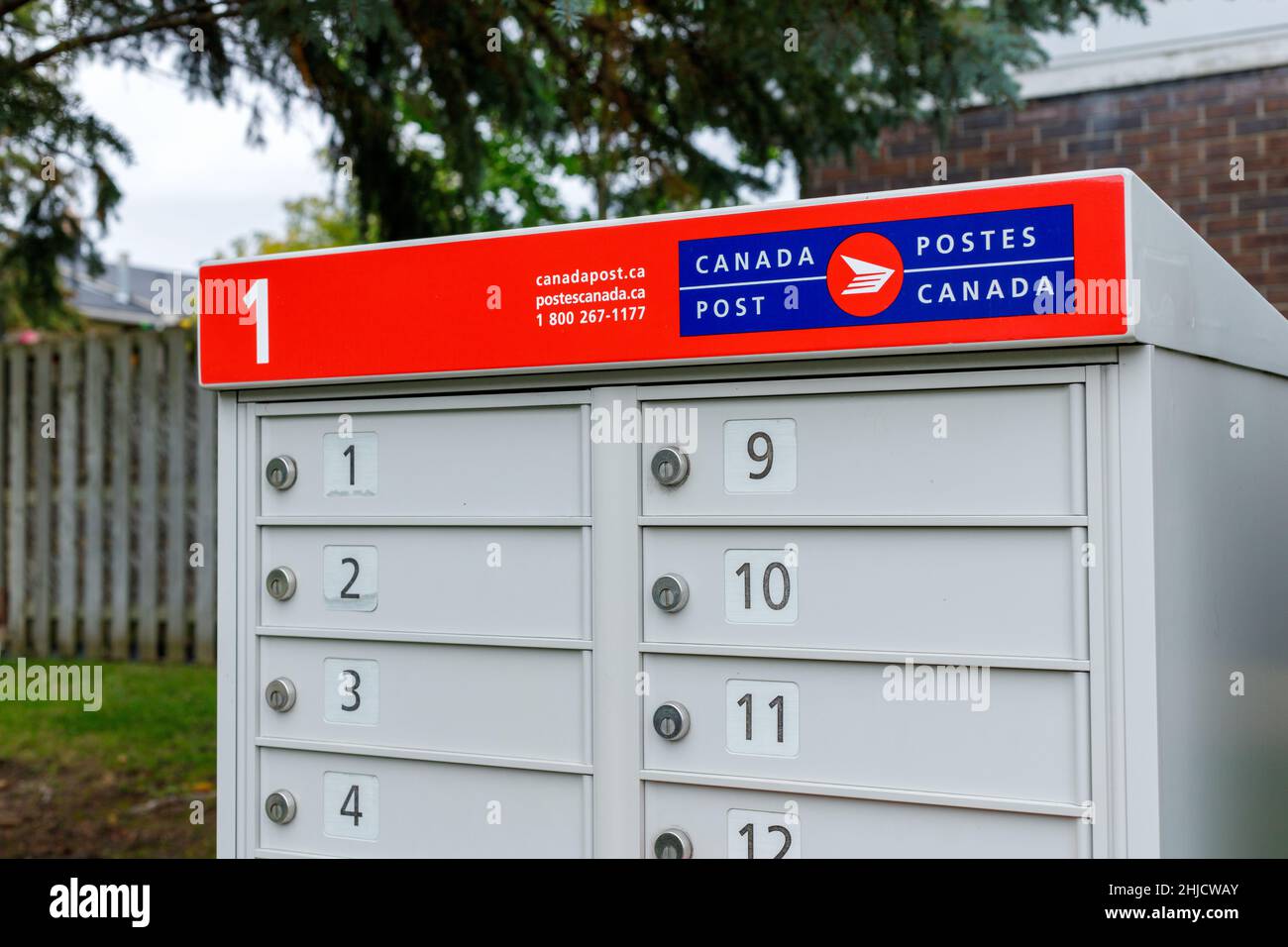 Ottawa, Canada - Ottobre, 2021: Canada Post mail box close up in Neighborhood community with red sign in English and French Foto Stock