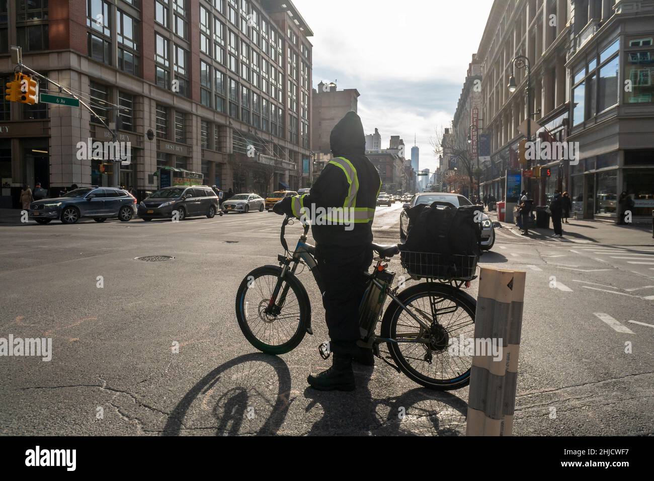 Addetto alla consegna di biciclette nel quartiere di Chelsea a New York mercoledì 12 gennaio 2022. (© Richard B. Levine) Foto Stock