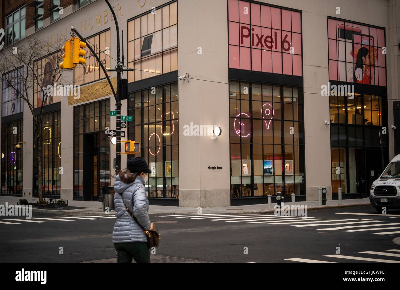 Decorazioni illuminate nella finestra del Google Store nel Chelsea a New York lunedì 17 gennaio 2022 (© Richard B. Levine) Foto Stock