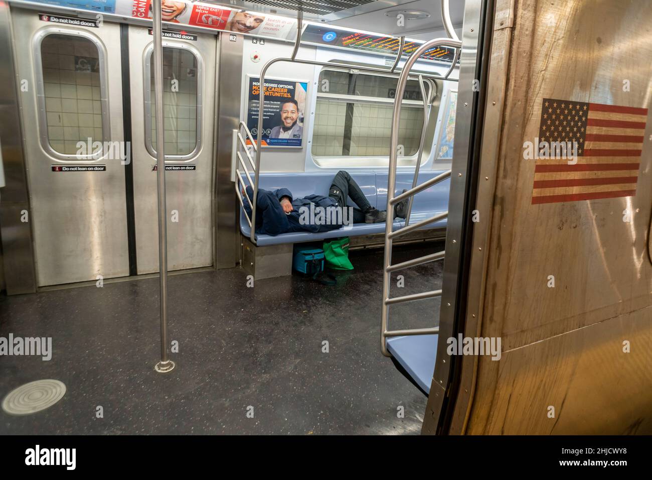 Un uomo senza tetto dorme su un treno della metropolitana a New York sabato 15 gennaio 2022. (© Richard B. Levine) Foto Stock
