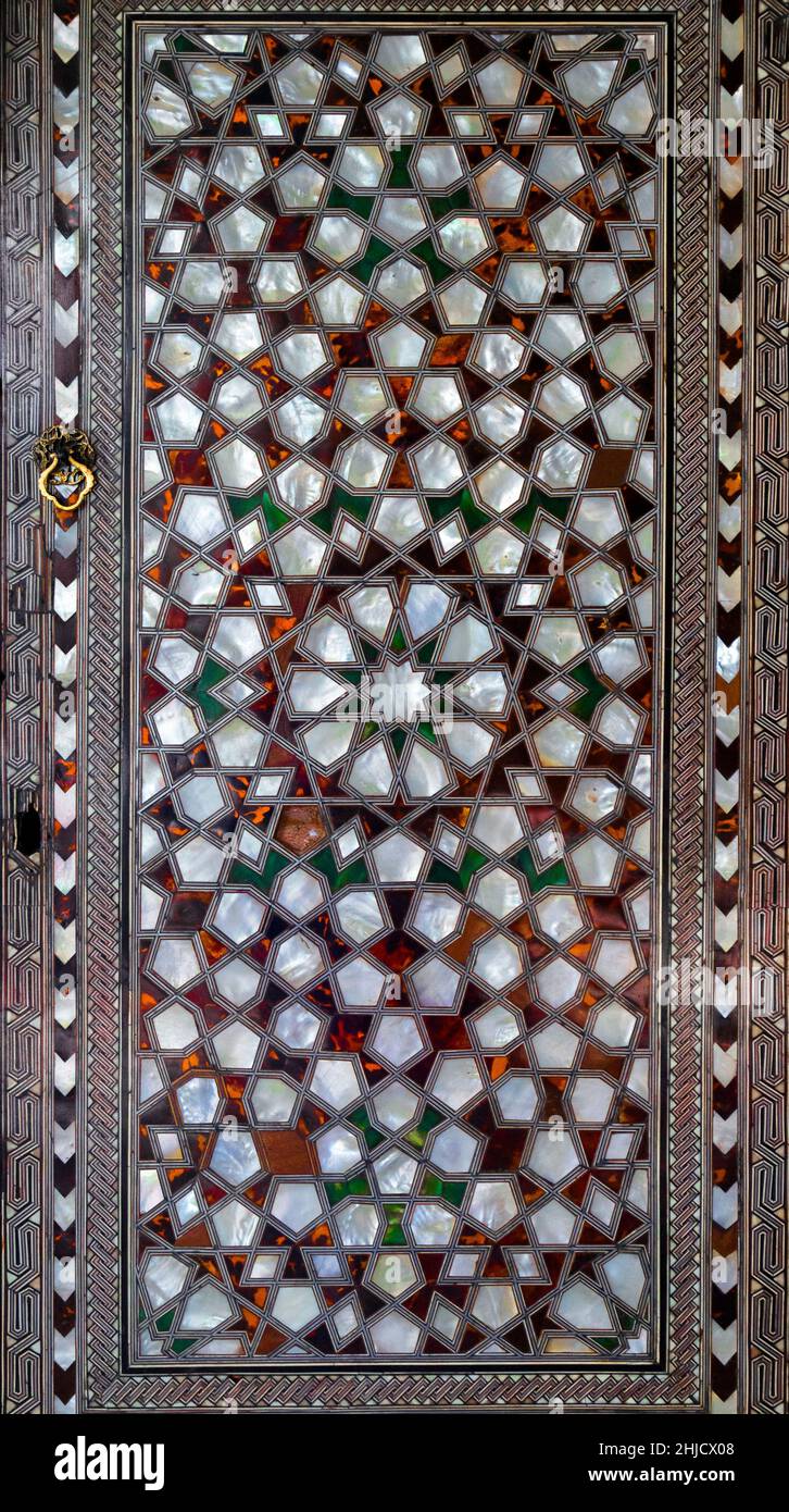 Porta con intarsi madreperla nel Palazzo Topkapi, Istanbul, Turchia. Foto Stock