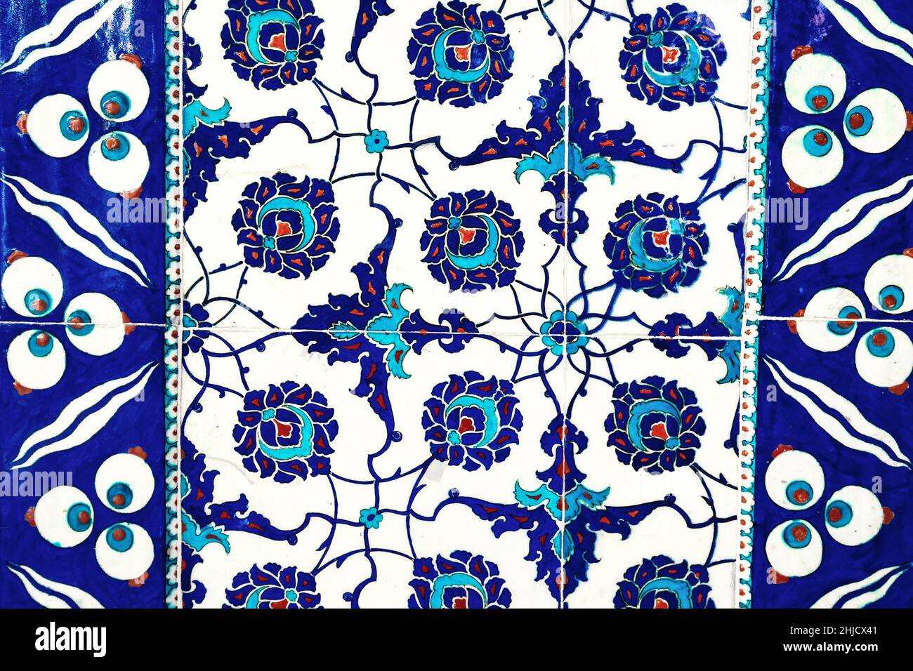 Motivi floreali blu antiche piastrelle, manufatti ottomani del 15th secolo nel Palazzo Topkapi, Istanbul. Foto Stock