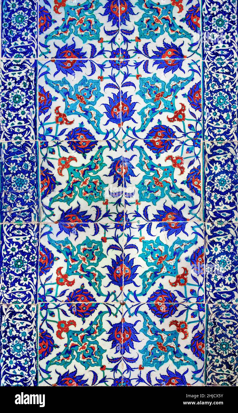 Antiche piastrelle turche ottomane fatte a mano con motivi floreali dal Palazzo Topkapi a Istanbul, Turchia. Foto Stock