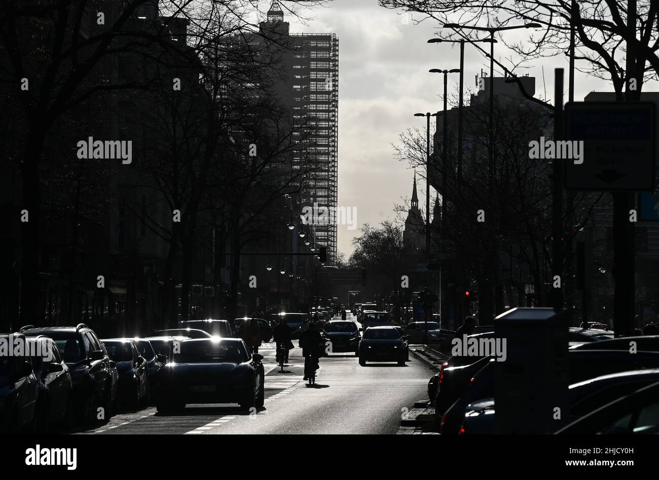 Berlino, Germania. 28th Jan 2022. L'alto edificio a ponteggi (posteriore, sinistro) di 'ÜBerlin' allo Steglitzer Kreisel e il cosiddetto 'Bierpinsel' (r) al Schloßstraße si possono vedere nella retroilluminazione del sole basso. Credit: Jens Kalaene/dpa-Zentralbild/ZB/dpa/Alamy Live News Foto Stock