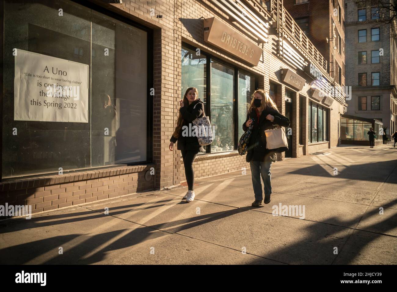 Gli acquirenti passano un supermercato Gridedes a Greenwich Village a New York mercoledì 19 gennaio 2022. (© Richard B. Levine) Foto Stock