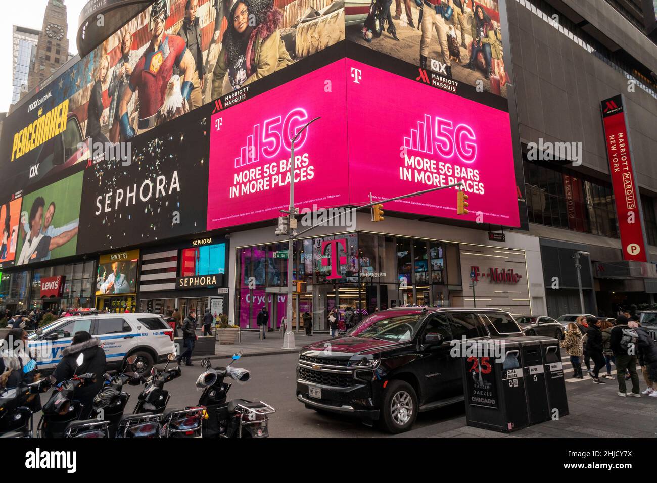 Pubblicità per il servizio cellulare T-Mobile 5G a Times Square a New York domenica 23 gennaio 2022. A causa del timore che il 5G interferisca con gli altimetri degli aeromobili, il servizio è stato ritardato nei pressi di alcuni aeroporti. (© Richard B. Levine) Foto Stock