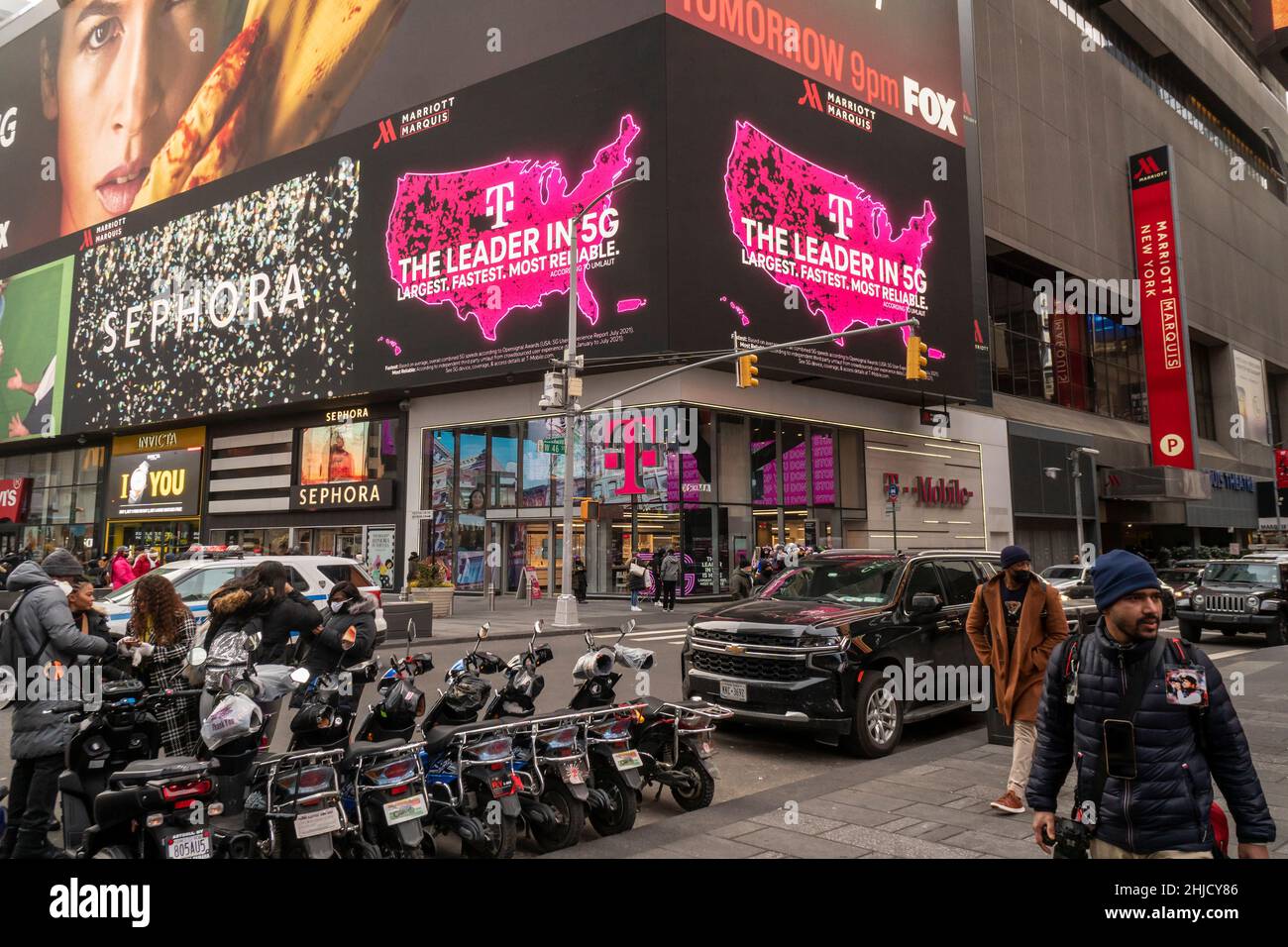 Pubblicità per il servizio cellulare T-mobile 5G a Times Square a New York domenica 23 gennaio 2022. A causa del timore che il 5G interferisca con gli altimetri degli aeromobili, il servizio è stato ritardato nei pressi di alcuni aeroporti. (© Richard B. Levine) Foto Stock