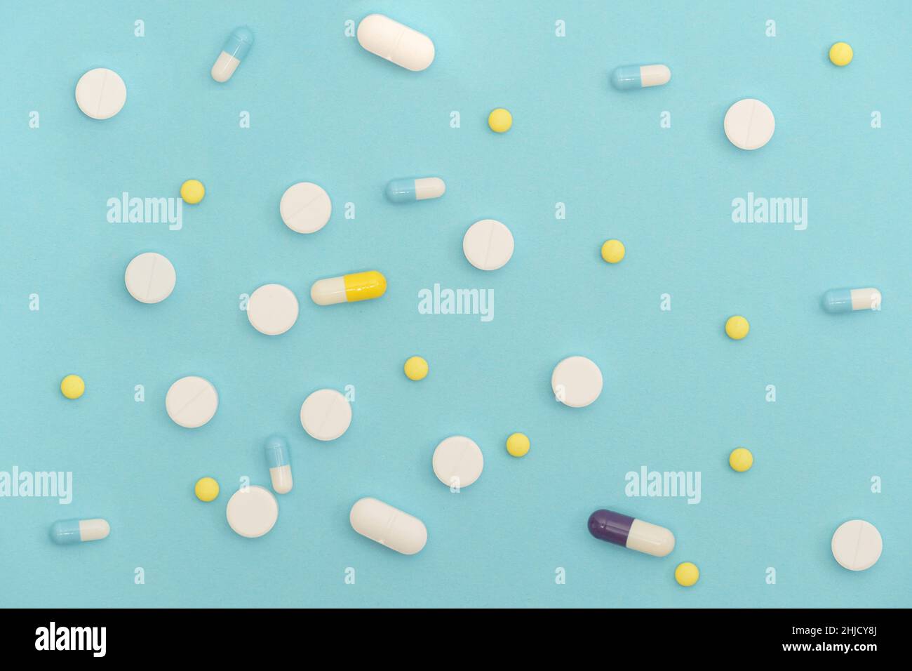 Capsule medicinali, pillole e compresse su sfondo azzurro. Concetto farmaceutico, medico, sanitario. Foto Stock