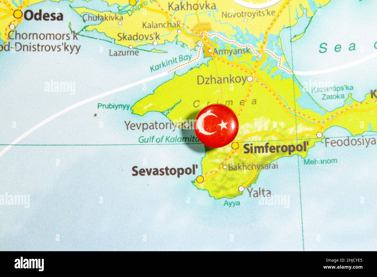 Vista ravvicinata di Crimea su un globo geografico con Sevastopol, città di Simferopol. La mappa mostra la penisola con pin bandiera turca. Punto focale su perno di spinta ar Foto Stock
