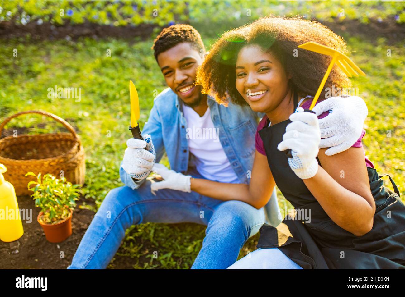 famiglia brasiliana che raccoglie o piantando un raccolto in primavera giorno di sole all'aperto Foto Stock