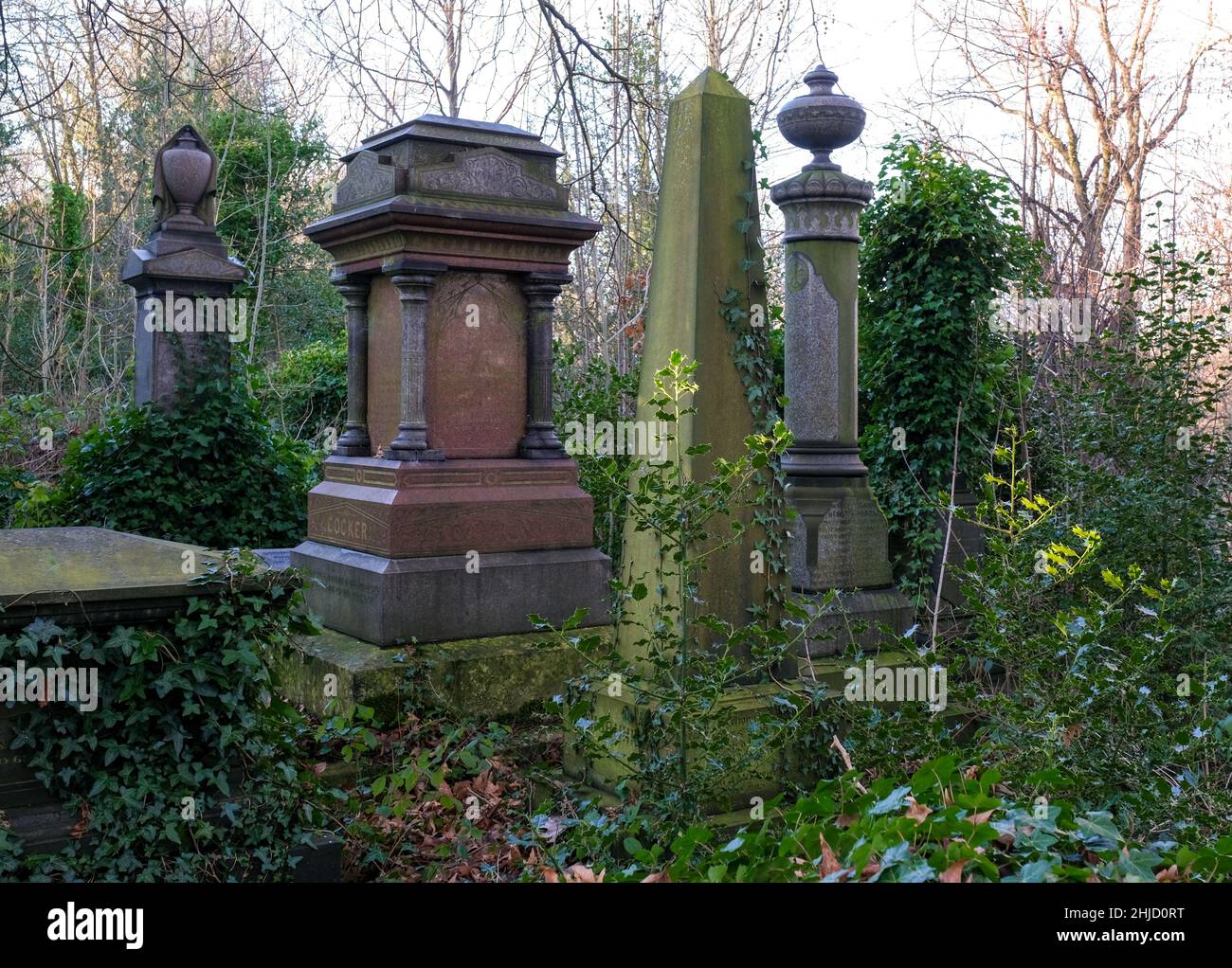 Cimitero generale di Sheffield. I sentieri alberati si snodano attraverso una patchwork di lapidi e arrugginiti lavori di ferro Foto Stock