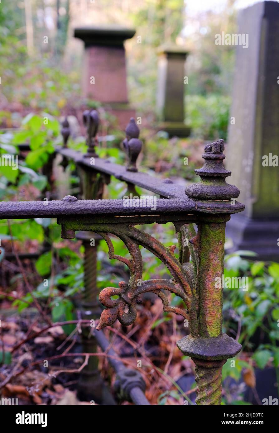 Cimitero generale di Sheffield. I sentieri alberati si snodano attraverso una patchwork di lapidi e arrugginiti lavori di ferro Foto Stock Cimitero generale di Sheffield. I sentieri alberati si snodano attraverso una patchwork di lapidi e arrugginiti lavori di ferro Foto Stock