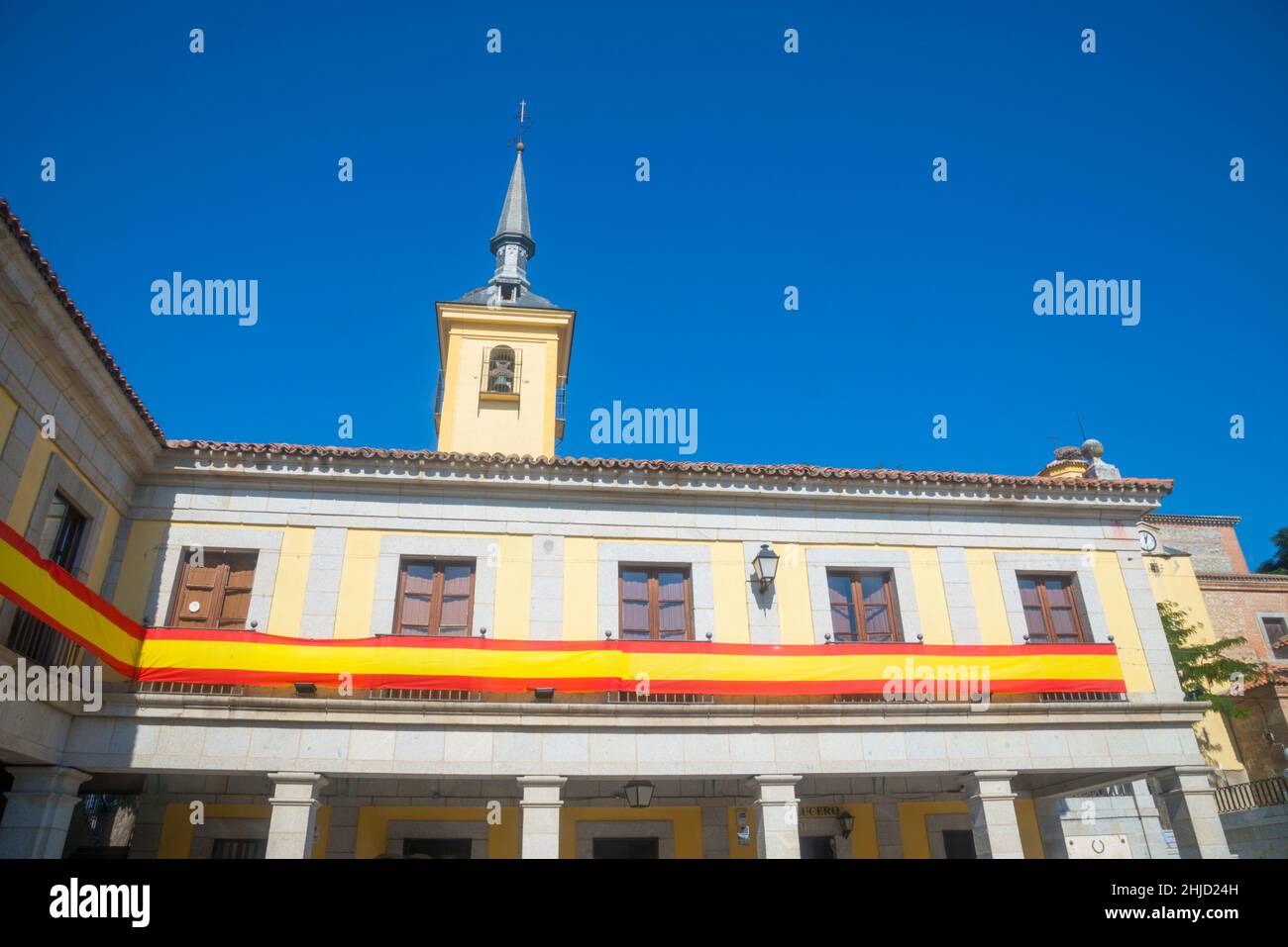 Facciata di edificio e torre della chiesa. Plaza Mayor, Brunete, provincia di Madrid, Spagna. Foto Stock