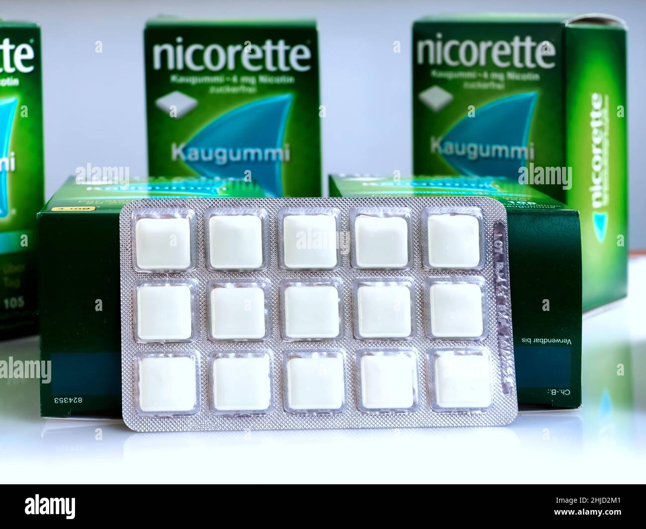 Nicorette nicotine masticare gomme come un sostituto per le sigarette Foto Stock