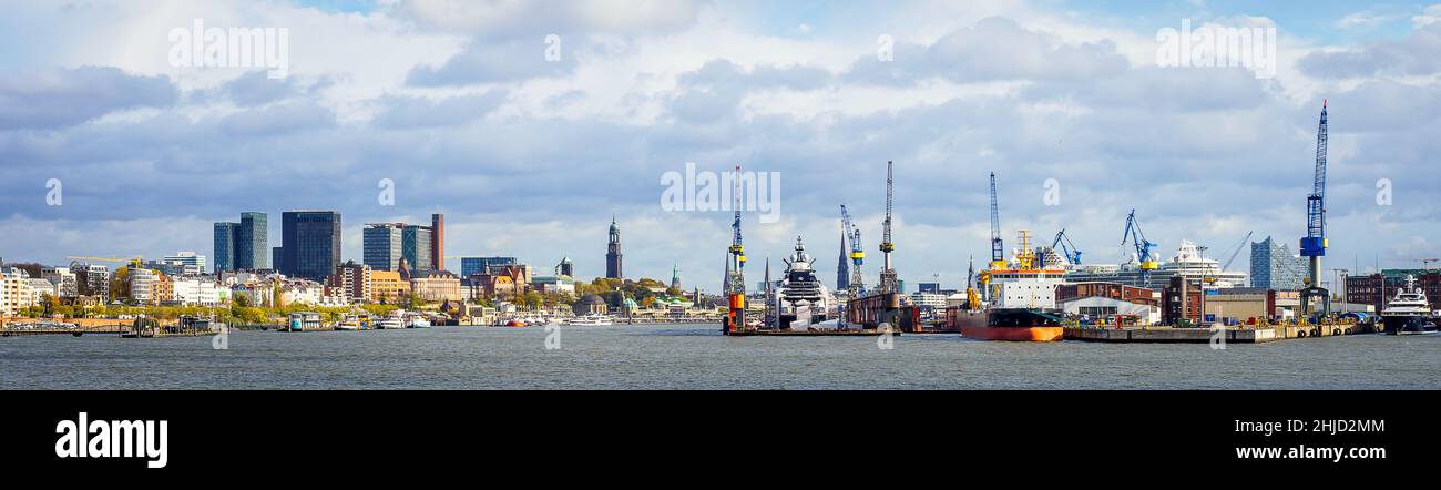 Panoramaaufnahme des Hamburger Hafens mit Blick auf Trockendocks und Elbphilharmonie Foto Stock
