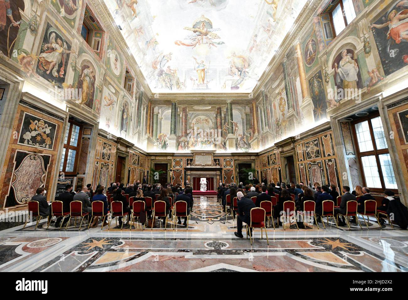 Vaticano. 27th Jan 2022. Italia, Roma, Vaticano, 2022/01/27 . Papa Francesco riceve in udienza i partecipanti all'incontro promosso dal Consorzio Internazionale dei Media Cattolici "controllo dei fatti Cattolici" presso la Sala Clementina in Vaticano . Foto di Vtaican Media/Cattolico Stampa Foto. LIMITATO ALL'USO EDITORIALE - NO MARKETING - NO CAMPAGNE PUBBLICITARIE. Credit: Independent Photo Agency/Alamy Live News Foto Stock