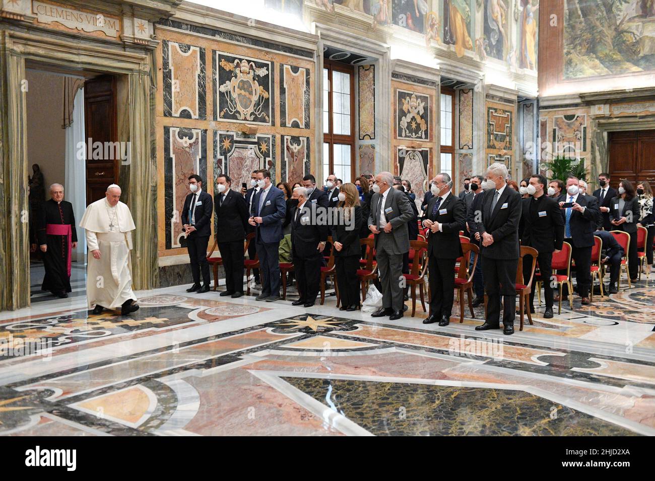 Vaticano. 27th Jan 2022. Italia, Roma, Vaticano, 2022/01/27 . Papa Francesco riceve in udienza i partecipanti all'incontro promosso dal Consorzio Internazionale dei Media Cattolici "controllo dei fatti Cattolici" presso la Sala Clementina in Vaticano . Foto di Vtaican Media/Cattolico Stampa Foto. LIMITATO ALL'USO EDITORIALE - NO MARKETING - NO CAMPAGNE PUBBLICITARIE. Credit: Independent Photo Agency/Alamy Live News Foto Stock