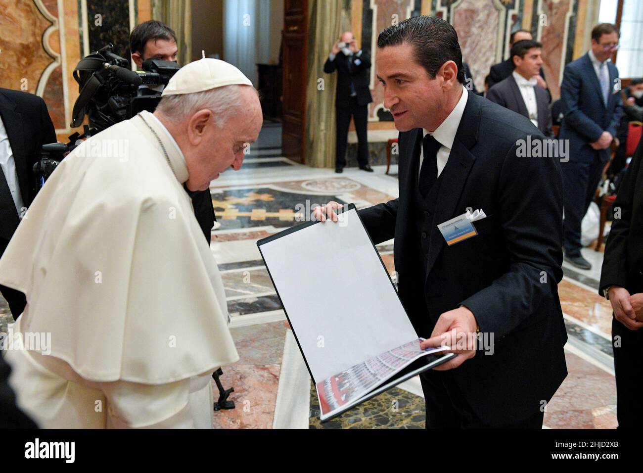 Vaticano. 27th Jan 2022. Italia, Roma, Vaticano, 2022/01/27 . Papa Francesco riceve in udienza i partecipanti all'incontro promosso dal Consorzio Internazionale dei Media Cattolici "controllo dei fatti Cattolici" presso la Sala Clementina in Vaticano . Foto di Vtaican Media/Cattolico Stampa Foto. LIMITATO ALL'USO EDITORIALE - NO MARKETING - NO CAMPAGNE PUBBLICITARIE. Credit: Independent Photo Agency/Alamy Live News Foto Stock