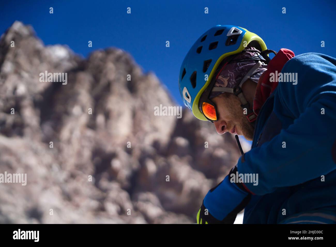 L'uomo con occhiali da sole sta salendo in montagna. Foto Stock