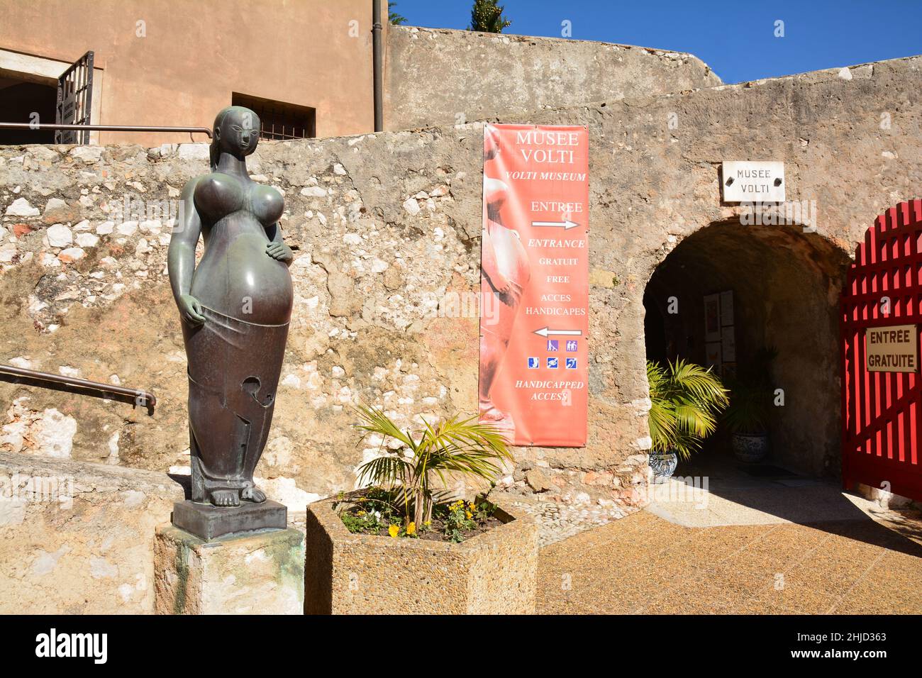 Francia, costa azzurra, Villefranche sur mer, il museo di He Volti nella cittadella ospita statue di bronzo donne in curve sensuali dello scultore A. Volti. Foto Stock