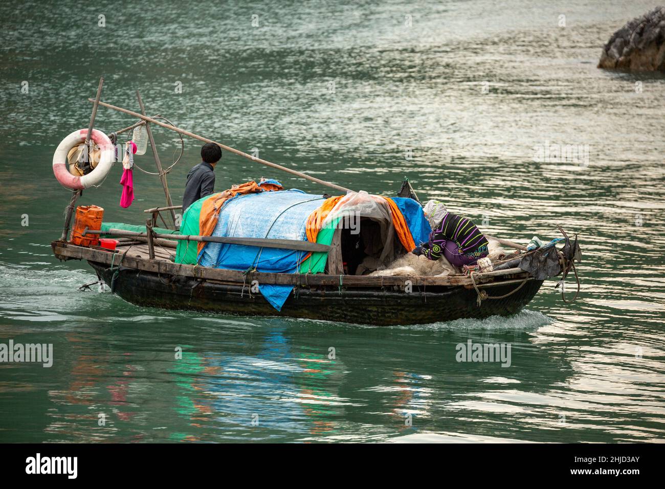 I pescatori e la pesca in barca, la baia di Ha Long, Bai Tu Long Settore, vicino a Ha Long, Vietnam Foto Stock