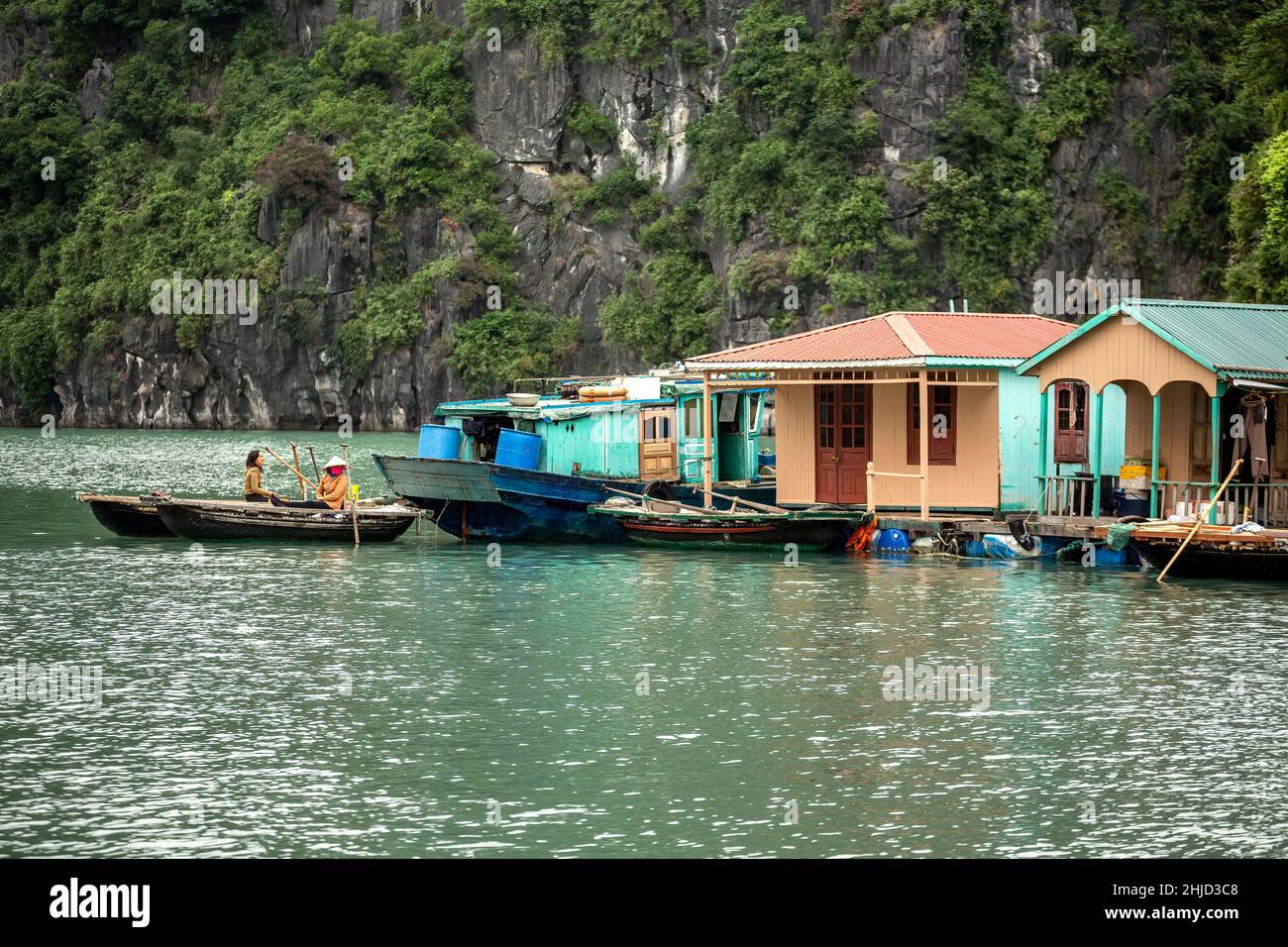 Le case galleggianti e riga di legno barche, Vung Vieng villaggio di pescatori, la baia di Ha Long, Bai Tu Long Settore, vicino a Ha Long, Vietnam Foto Stock