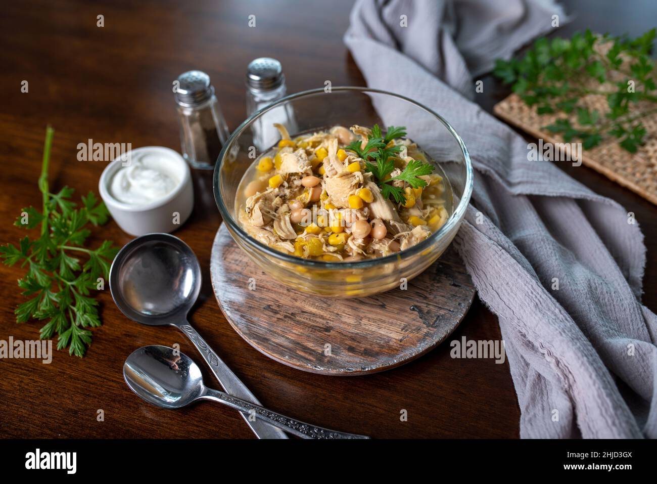 Chicken Chili bianco. Zuppa di mais con pollo e fagioli. Pasto piano cottura facile e lento. Foto Stock