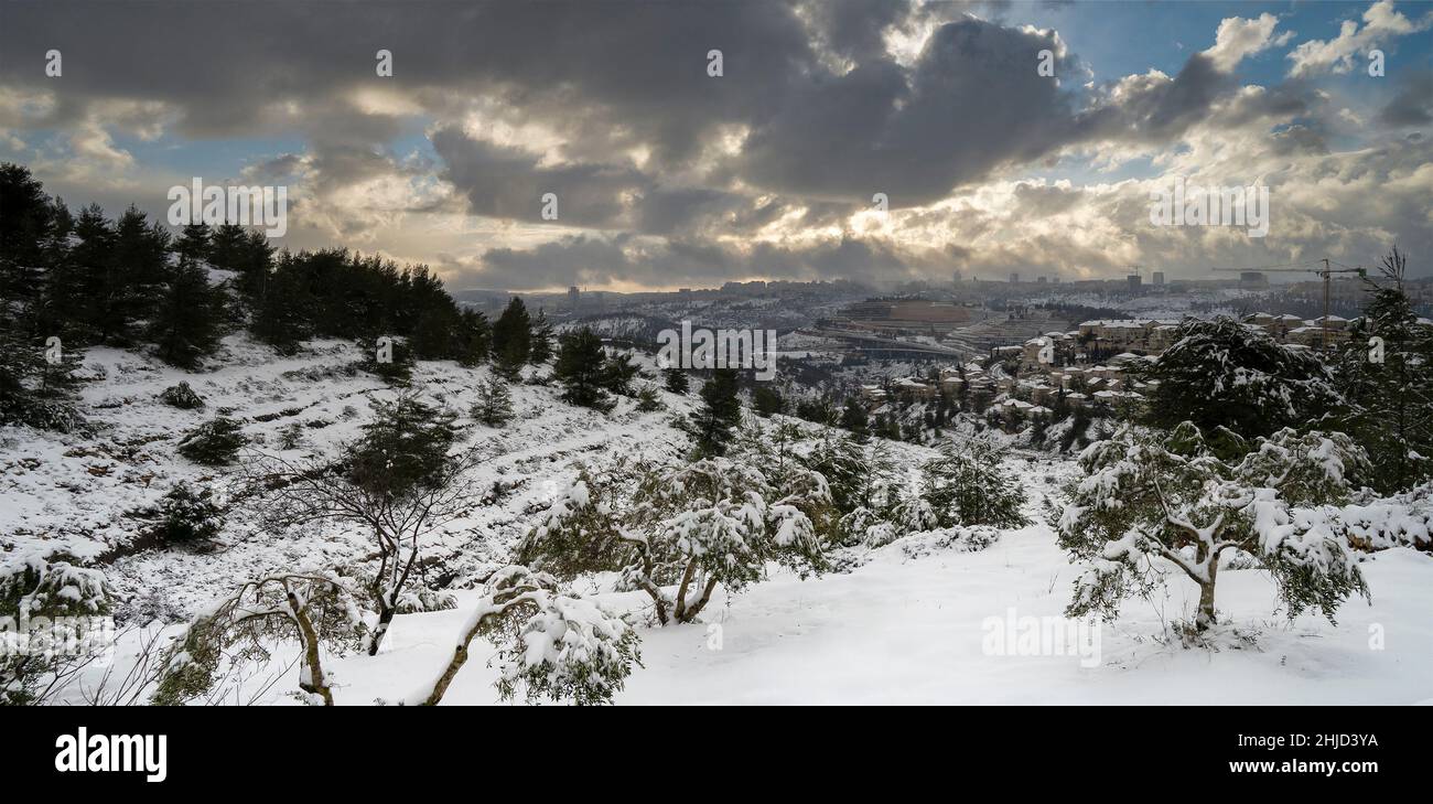 Un'alba sulla neve copriva Gerusalemme, Israele e i monti della Giudea. Foto Stock