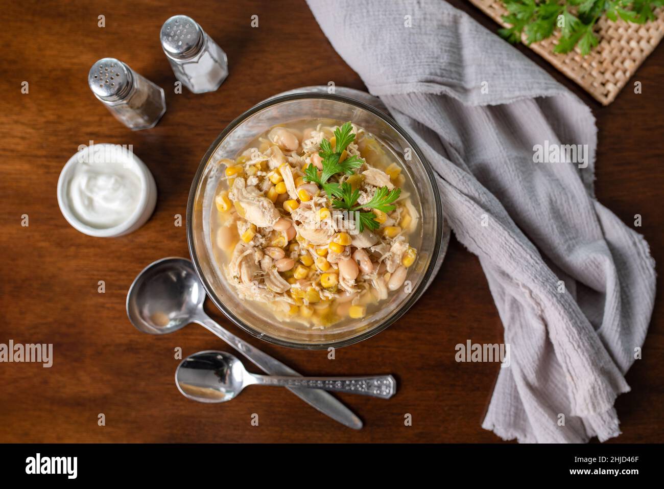 Chicken Chili bianco. Zuppa di mais con pollo e fagioli. Pasto piano cottura facile e lento. Foto Stock