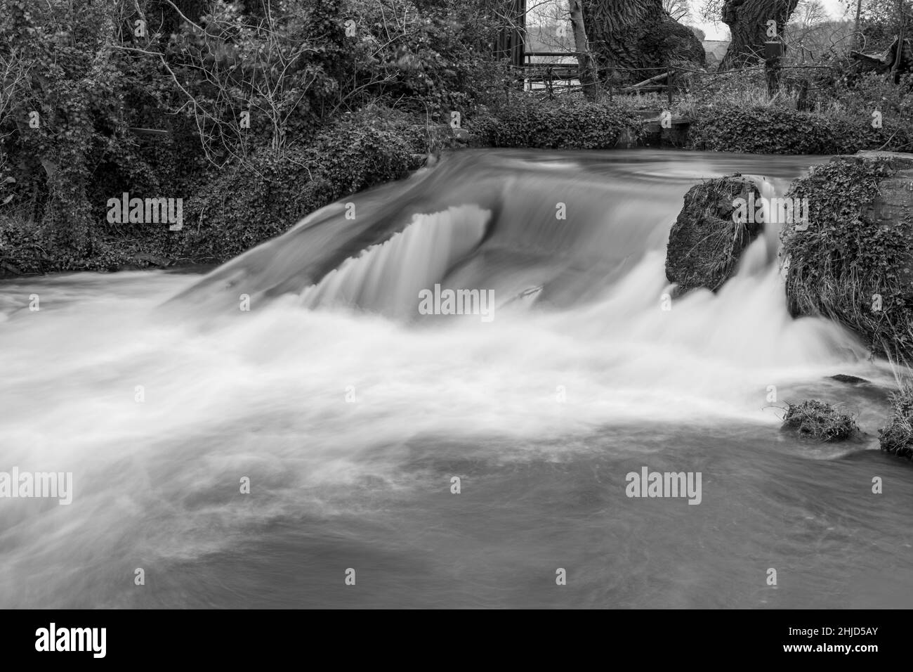 Lunga esposizione di una cascata sul fiume Avill a Dunster in Somerset Foto Stock