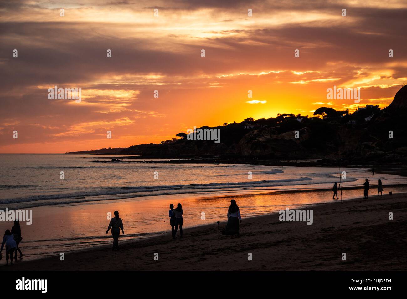 Un tramonto panoramico su una spiaggia atlantica sull'Algarve Portoghese. Foto Stock