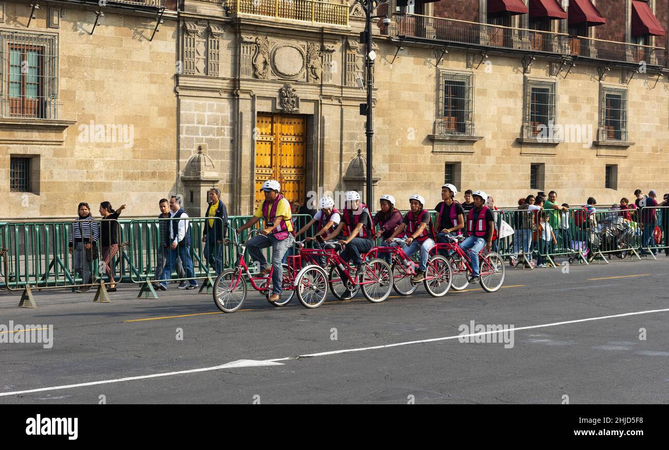 Ciclisti di fronte al Palazzo Nazionale di Città del Messico Foto Stock