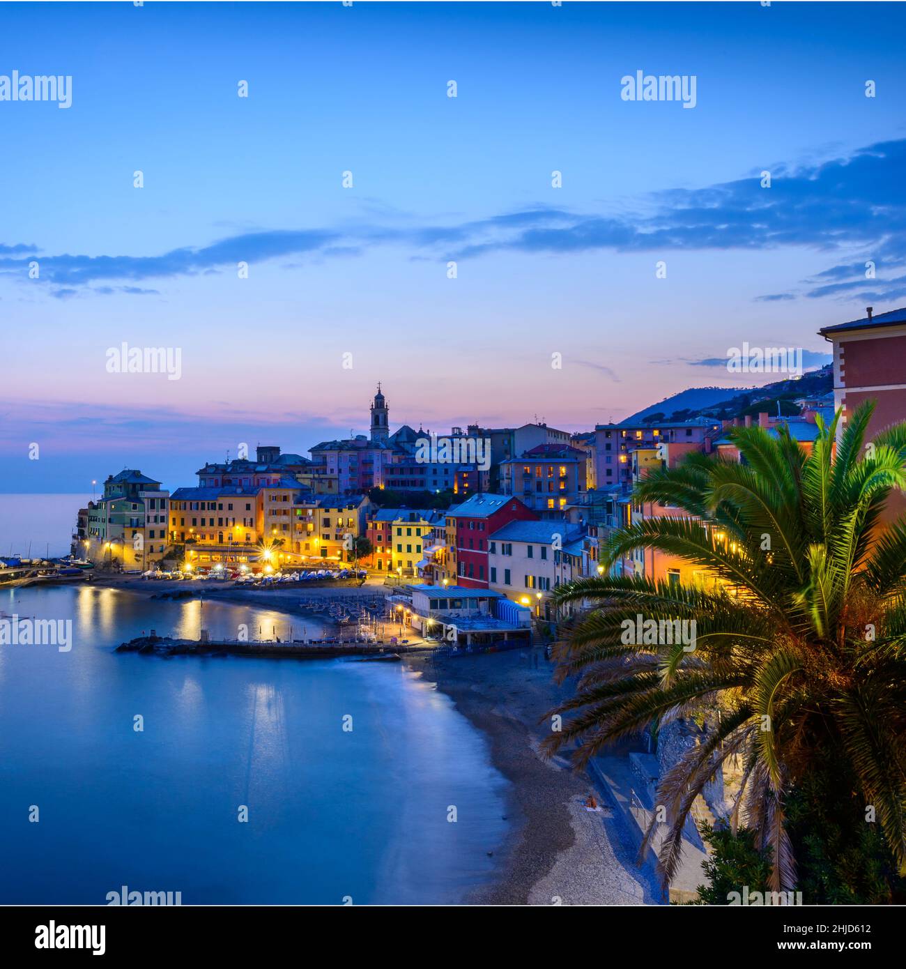 Panorama notturno. Costa della Liguria. Mediterraneo. Bogliasco villaggio di notte. Italia. Foto Stock