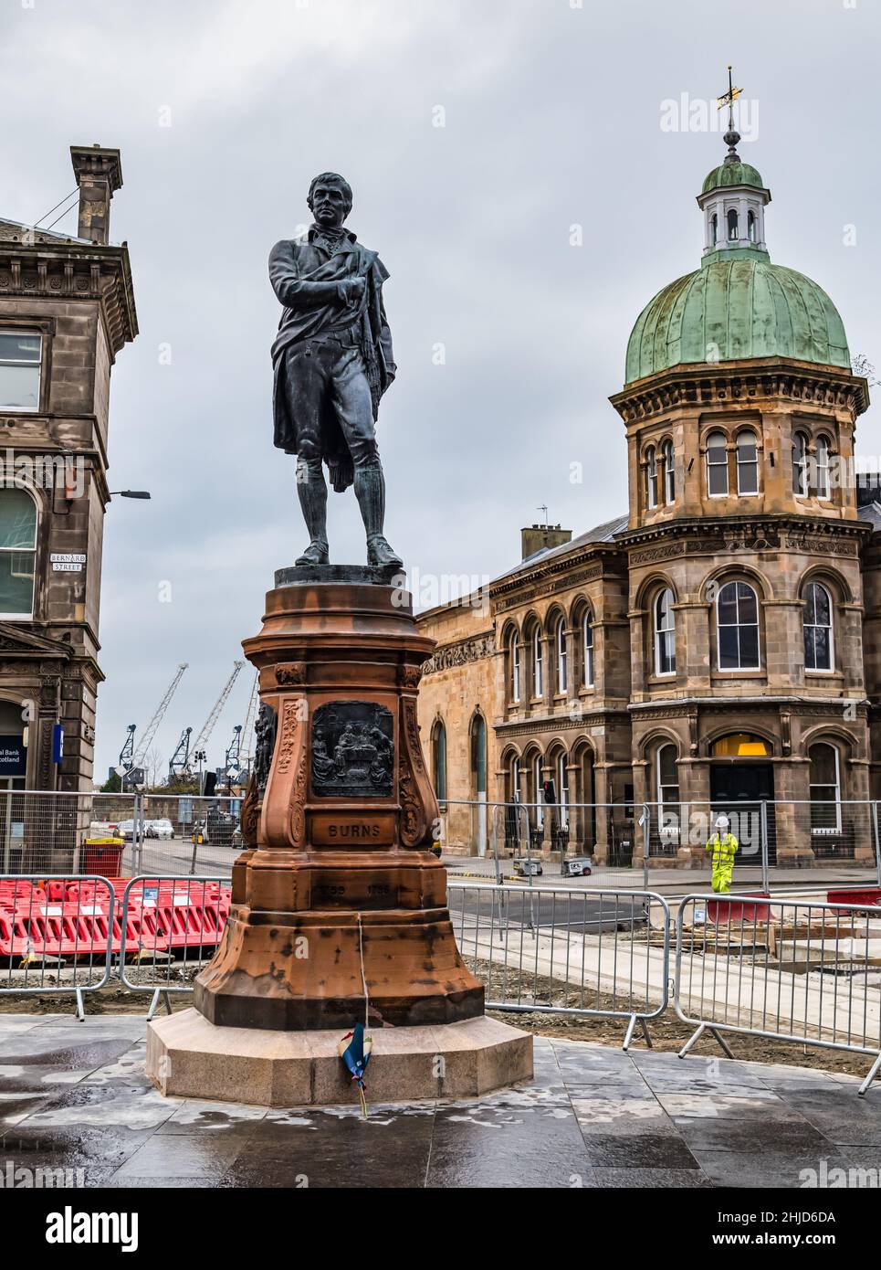 La statua restaurata di Robert Burns è stata ripristinata dopo i lavori di costruzione dei tram con il Corn Exchange Building, Bernard Street, Leith, Edimburgo, Scozia Foto Stock